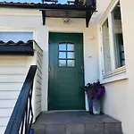 Hus I Sentrum Med Rolige Omgivelser, Gangavstand Til 