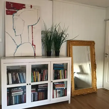 아파트 Hus I Sentrum Med Rolige Omgivelser, Gangavstand Til 