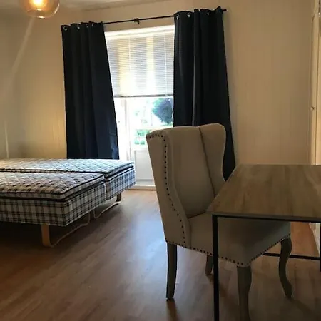 Hus I Sentrum Med Rolige Omgivelser, Gangavstand Til 