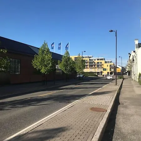 Apartment Hus I Sentrum Med Rolige Omgivelser, Gangavstand Til 